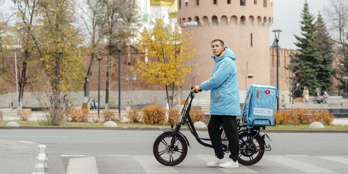 Работа курьером Яндекс Лавка на электровелосипеде